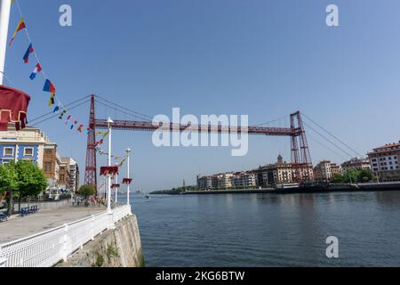 Vue sur la rivière sous le pont suspendu à Portugalete Espagne Banque D'Images