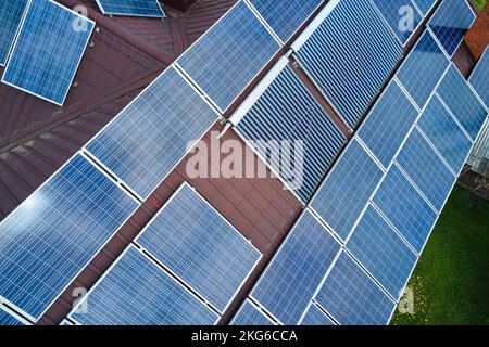 Panneaux photovoltaïques et capteurs solaires d'air à vide pour le chauffage de l'eau et la production d'électricité propre montés sur le toit de la maison. Production de Banque D'Images