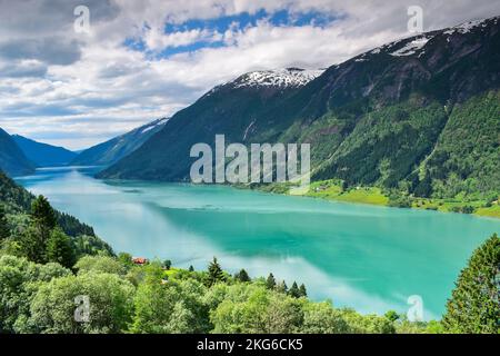 Paysage pittoresque du fjord de Fjaerlands en été, Norvège, Scandinavie, Europe Banque D'Images
