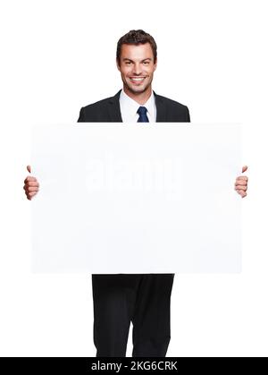 Énorme panneau d'affichage pour votre produit génial. Un beau jeune homme d'affaires tenant un tableau blanc alors isolé sur blanc. Banque D'Images