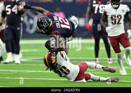 Nico Collins (12), grand receveur texans de Houston, est attaqué par Bobby McCain (20), un des commandants de Washington, au cours du quatrième trimestre de la Footb de la NFL Banque D'Images