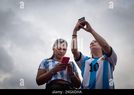 Buenos Aires, Argentine. 21st novembre 2022. Les fans portant des maillots argentins prennent un selfie à Buenos Aires. Les supporters argentins se sont rassemblés à côté de l'Obélisque la nuit avant que leur équipe ne participe à la coupe du monde de football. Crédit : SOPA Images Limited/Alamy Live News Banque D'Images