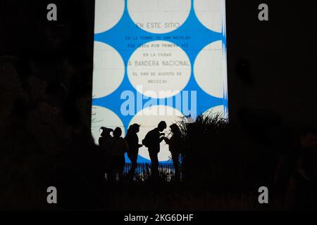 Buenos Aires, Argentine. 21st novembre 2022. L'Obélisque est projeté avec des images faisant référence à la coupe du monde de football. Les supporters argentins se sont rassemblés à côté de l'Obélisque la nuit avant que leur équipe ne participe à la coupe du monde de football. Crédit : SOPA Images Limited/Alamy Live News Banque D'Images