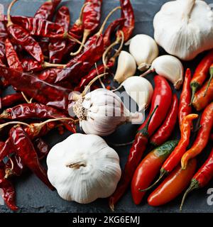 Donnez une nouvelle dimension à votre cuisine. piments frais et séchés avec gousses d'ail. Banque D'Images