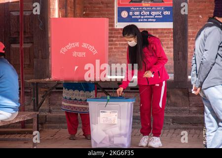 Lalitpur, Népal. 20th novembre 2022. Une fille vote lors de la journée des élections générales à Lalitpur, au Népal. (Photo de Bikesh Shakya/Pacific Press) crédit: Pacific Press Media production Corp./Alay Live News Banque D'Images