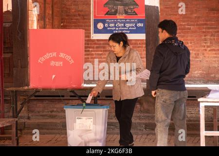 Lalitpur, Népal. 20th novembre 2022. Une femme vote lors du jour des élections générales à Lalitpur, au Népal. (Photo de Bikesh Shakya/Pacific Press) crédit: Pacific Press Media production Corp./Alay Live News Banque D'Images