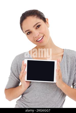 La technologie facilite la vie. Photo en studio d'une jeune femme attrayante tenant une tablette numérique. Banque D'Images