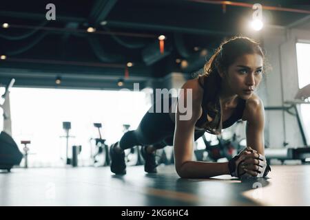 FIT jeune femme faisant un exercice de planche d'avant-bras pendant son  entraînement de fitness à la maison Photo Stock - Alamy