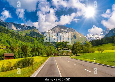 Route de campagne dans village, Alt Sankt Johann, Sankt Gallen, Suisse Banque D'Images