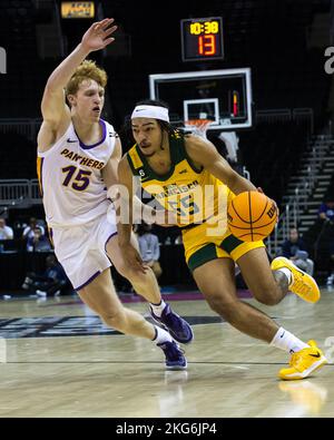 Kansas City, Missouri, États-Unis. 21st novembre 2022. La garde des dons de San Francisco Marcus Williams #55 (r) est en infraction contre le garde/avant d'Uni Panthers Michael Duax #15 (Credit image: © Serena S.Y. Fil de presse HSU/ZUMA) Banque D'Images