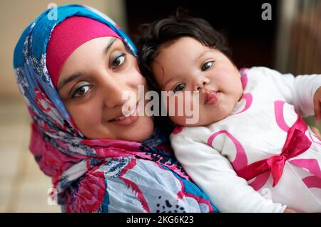 Elle n'est pas simplement la plus adorable. une mère musulmane et sa petite fille. Banque D'Images