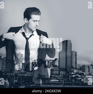 Dans les rues de la ville. Image composite d'un homme bien habillé superposée sur une image d'une ville. Banque D'Images