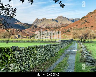 Vue de Little Langdale sur les montagnes Langdale Pikes avec vieux mur de pierre sèche en premier plan dans le English Lake District, Cumbria, Royaume-Uni Banque D'Images