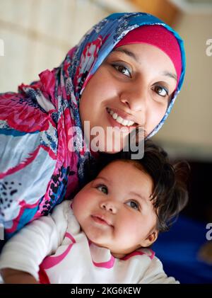 La lumière de ma vie. une mère musulmane et sa petite fille. Banque D'Images