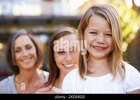 Prise en charge de la nouvelle génération. Portrait d'une grand-mère, d'une mère et d'une fille à l'extérieur. Banque D'Images