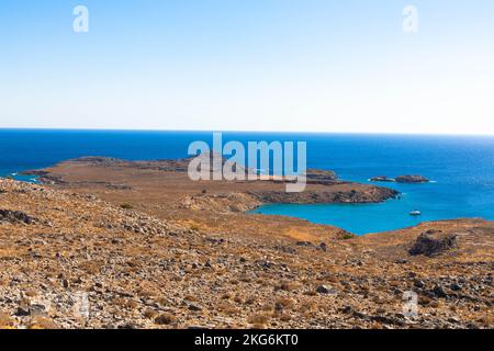 Vue aérienne depuis la baie et la plage de Vlycha à Lindos sur l'île de Rhodes. Mer d'Aegan, Grèce. Vacances sur les îles grecques. Banque D'Images