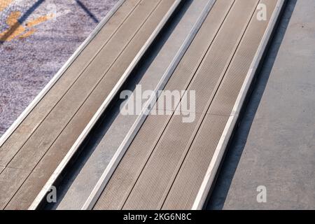 Coin salon pour les spectateurs avec terrasse composite à côté du court de tennis Banque D'Images