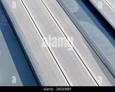 Coin salon pour les spectateurs avec terrasse composite à côté du court de tennis Banque D'Images