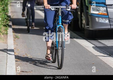 femme avec des sandales sur la piste cyclable Banque D'Images