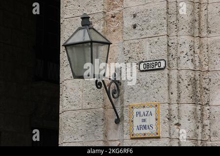 Une des colonnes du Palacio de los Capitanes Generales à l'angle de la Plaza de Armas sur la Calle Obispo. Banque D'Images