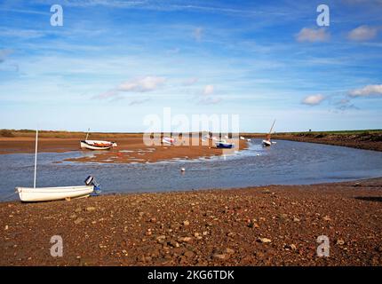 Vue sur le ruisseau Overy sur la côte nord du Norfolk depuis le port de Burnham Overy Staithe, Norfolk, Angleterre, Royaume-Uni. Banque D'Images