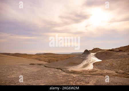 Magnifiques volcans de boue dans les montagnes. Gobustan. Azerbaïdjan. Banque D'Images