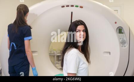 Technicien en radiologie et patient en cours d'examen et de diagnostic à l'aide d'un scanner de tomodensitométrie à l'hôpital Banque D'Images