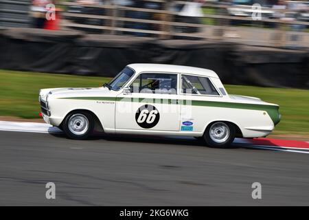 Niall McFadden, Ford Lotus Cortina, Sixties Touring car Challenge avec U2TC pour moins de deux litres Touring Cars, après un démarrage à roulettes, une soixante minutes Banque D'Images