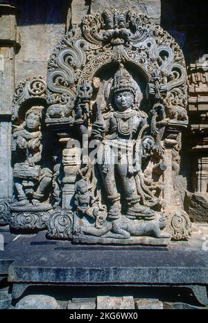 Reliefs ornés représentant Shiva dansant sur le démon Andhakasura Chennakesava temple Belur Karnataka Inde Banque D'Images