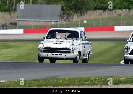 Niall McFadden, Ford Lotus Cortina, Sixties Touring car Challenge avec U2TC pour moins de deux litres Touring Cars, après un démarrage à roulettes, une soixante minutes Banque D'Images