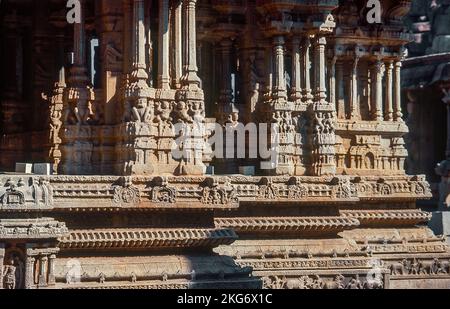 Piliers musicaux sculptés en pierre du temple de Vithala dans l'État de Hampi Karnataka Inde Banque D'Images