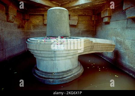 Gigantesque temple Badavi Ling Shivalinga à l'état de Hampi Karnataka Inde Banque D'Images