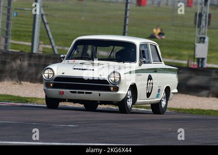 Niall McFadden, Ford Lotus Cortina, Sixties Touring car Challenge avec U2TC pour moins de deux litres Touring Cars, après un démarrage à roulettes, une soixante minutes Banque D'Images