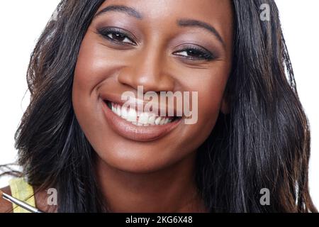 Shes a obtenu le sourire parfait. Photo studio d'une jeune femme souriante isolée sur blanc. Banque D'Images