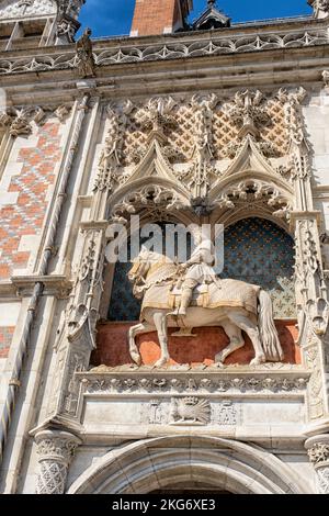 Une statue du roi Louis XII sur son cheval au-dessus de l'entrée du Château Royal de Blois en France. Une résidence pour plusieurs rois français, Jeanne d'Arc Banque D'Images