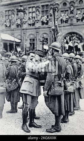 Célébrations du jour de la victoire devant l'hôtel de ville de Paris le 13th juillet 1919 - le maréchal Foch remet une médaille à un soldat français. Banque D'Images
