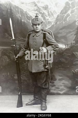 Un jeune soldat d'infanterie allemand de la première Guerre mondiale avec carabine et équipement, du Royal Bavarian Infantry 'Prince Arnulf' Regiment 12th, 2nd Royal Bavarian Division, I Royal Bavarian corps. Photo prise à Neu-Ulm, Bavière, Allemagne. Banque D'Images