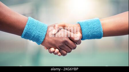 Poignée de main, sport avec motivation et soutien, solidarité avec félicitations ou partenariat, les mains ensemble de gros plan. Exercice, bracelet et fitness Banque D'Images