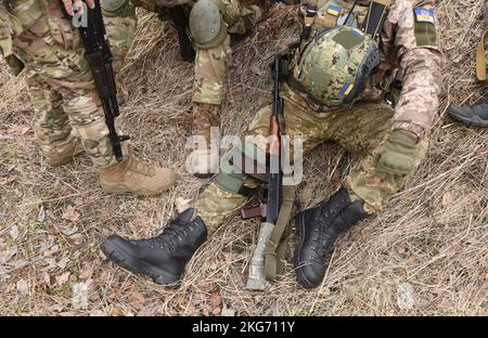 Soldats avec fusils d'assaut AK. Soldats ukrainiens. Banque D'Images