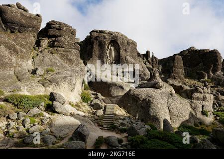 Vue sur notre Dame de la bonne étoile ou Nossa Senhora da Boa Estrela, un petit sanctuaire sculpté dans la montagne de Serra da Estrela, Portugal. Banque D'Images