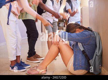 Étudiant, dépression et stress dû à l'intimidation scolaire, à l'anxiété sociale ou au harcèlement des camarades de classe. Femme adolescente souffrant de santé mentale ou Banque D'Images