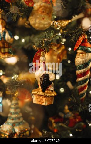 STRASBOURG, FRANCE - décembre 2019 - magnifique décoration d'arbre de Noël en porc au marché de Noël d'Alsace Banque D'Images