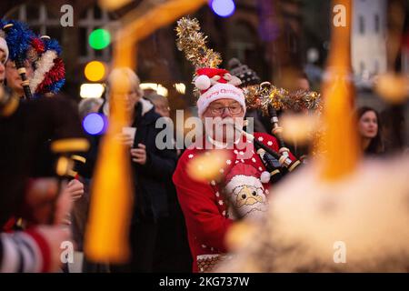 Guirlandes lumineuses de Noël sur Lockerbie, Écosse, collier de tuyaux de Lockerbie vêtu d'une robe de Noël fantaisie Banque D'Images