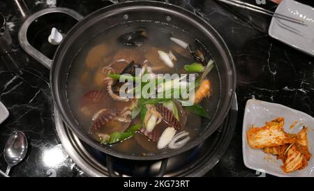 Ragoût de fruits de mer composé de crustacés et de crevettes dans une casserole ou une casserole en métal Banque D'Images