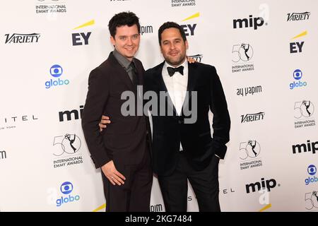 New York, États-Unis. 21st novembre 2022. Jamie Campbell et Asa Butterfield, avec leur équipe, marchent le tapis rouge aux International Emmy Awards au New York Hilton à New York, NY, on 21 novembre 2022. (Photo par Efren Landaos/Sipa USA) crédit: SIPA USA/Alay Live News Banque D'Images