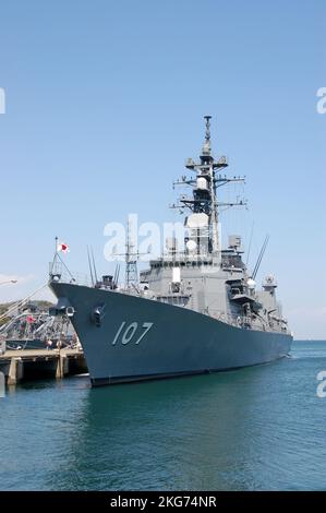 Préfecture de Kanagawa, Japon - 14 avril 2007: Force d'autodéfense maritime japonaise JS Ikazuchi (DD-107), destroyer de classe Murasame. Banque D'Images