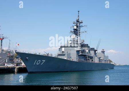 Préfecture de Kanagawa, Japon - 14 avril 2007: Force d'autodéfense maritime japonaise JS Ikazuchi (DD-107), destroyer de classe Murasame. Banque D'Images