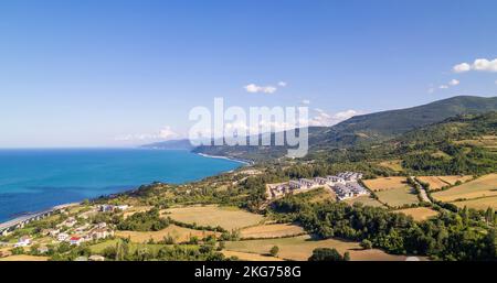 Vue aérienne de Gerze, une charmante ville dans la région de la mer Noire en Turquie, mettant en valeur son littoral pittoresque, ses eaux turquoises et le mont environnant Banque D'Images