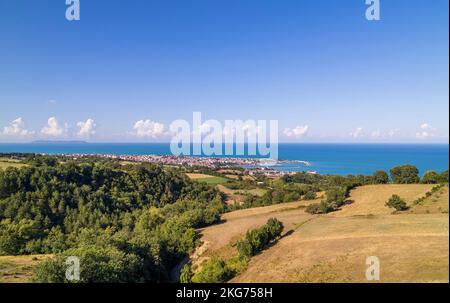 Vue aérienne de Gerze, une charmante ville dans la région de la mer Noire en Turquie, mettant en valeur son littoral pittoresque, ses eaux turquoises et le mont environnant Banque D'Images