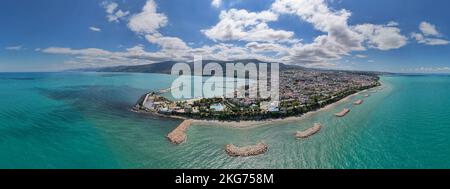 Vue aérienne de Gerze, une charmante ville dans la région de la mer Noire en Turquie, mettant en valeur son littoral pittoresque, ses eaux turquoises et le mont environnant Banque D'Images